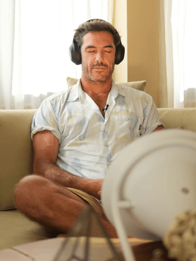 Séance de photostimulation : personne détendue, yeux fermés, casque sur les oreilles, face à la Dream Machine